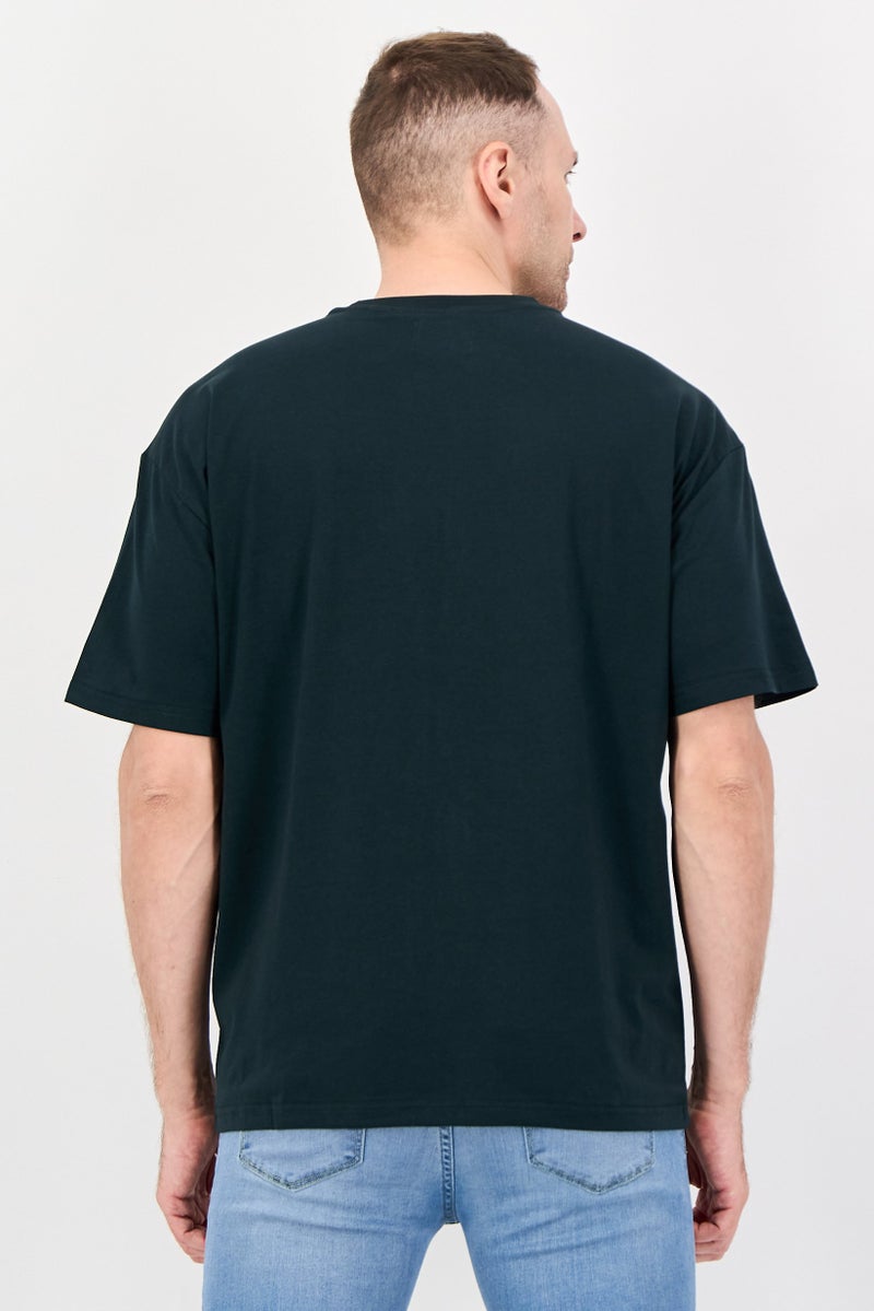 Fudo تي شيرت قصير الأكمام بتصميم فضفاض للرجال، لون غابة داكنة - Image 3